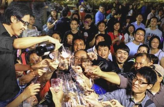 韓媒稱香港成世界葡萄酒中心 內(nèi)地富商推高拍賣價(jià)