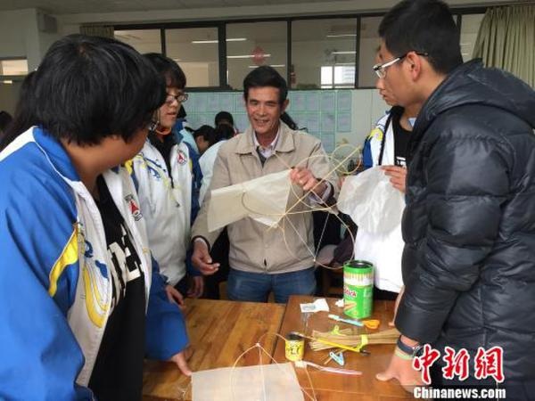云南非物質文化遺產滇派硬翅風箏“飛入”中學課堂